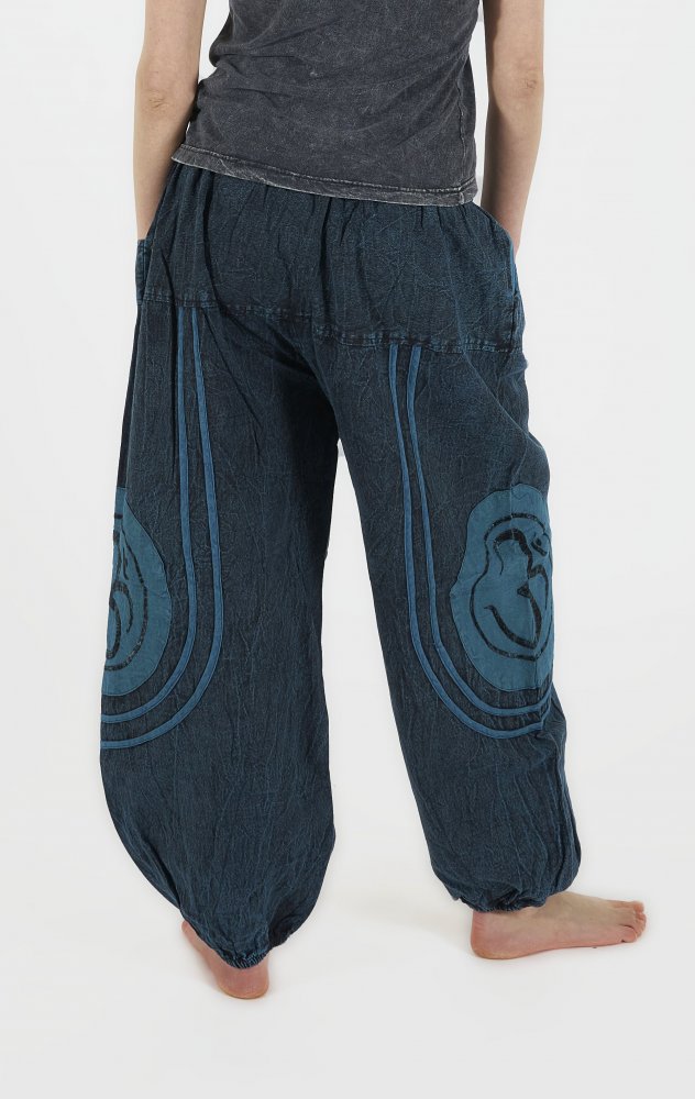 Przecierane spodnie z haftem OM - niebieskie