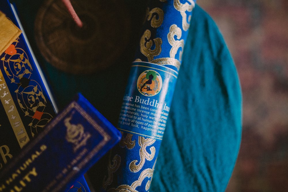 Najwyższej jakości kadzidła bhutańskie „MEDICINE BUDDHA” BUDDA MEDYCYNY UZDRAWIANIA wykonane z masy roślinnej według starodawnej receptury. Aromat drzewno - ziołowy. 