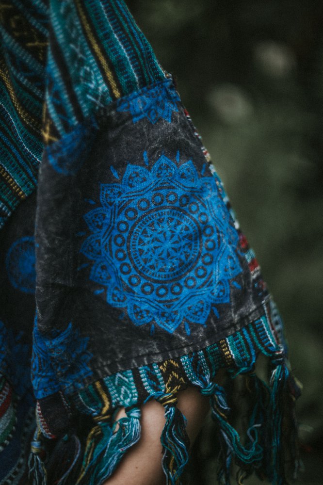 Stylowe hippie boho ciepłe ponczo robione ręcznie w Nepalu z bawełny GHERI tkanej na tradycyjnym ręcznym krośnie, szyte metodą patchwork. Rdzenne rękodzieło, ma kaptur, troczki i i ściągacze oraz kieszenie. Odcienie niebieski, granatowy, błękitny
