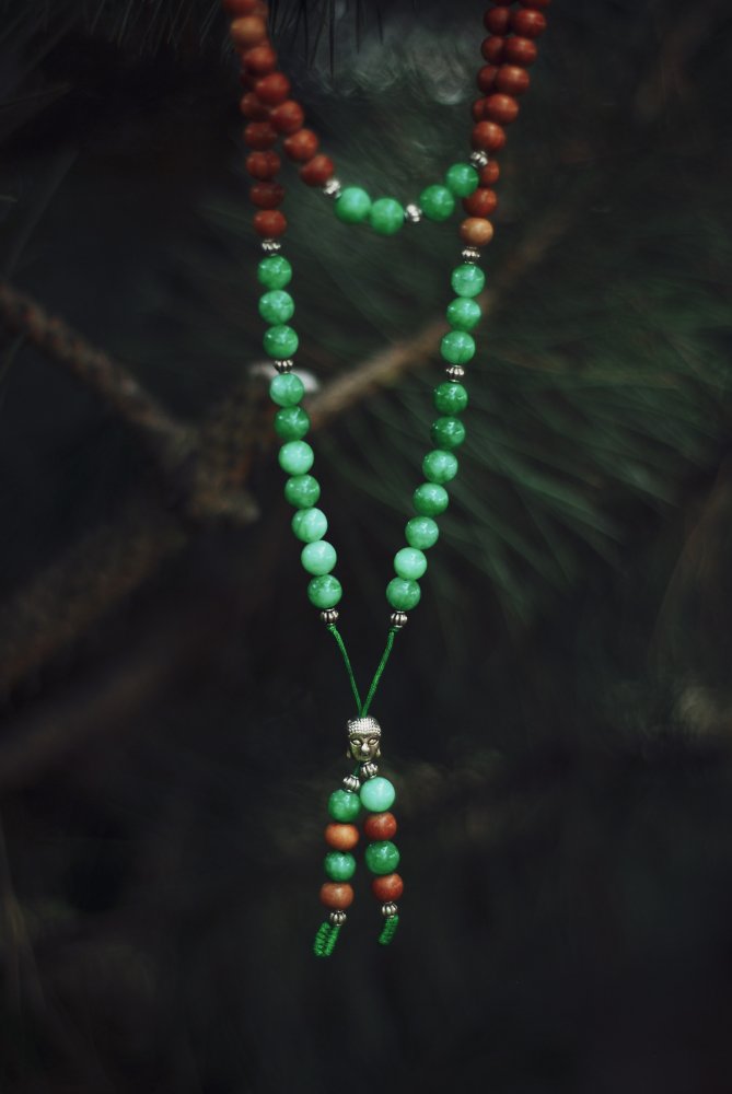 Buddyjska mala do mantrowania, medytacji. Naszyjnik z drzewa sandałowego i jadeitem. Naturalne kamienie