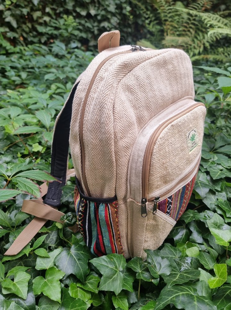 Plecak Himalayan Hemp z konopi i bawełny gheri. Standardowy rozmiar (mieści format A4). Posiada kieszeń na laptopa. Idealny do szkoły, pracy czy na uczelnię.