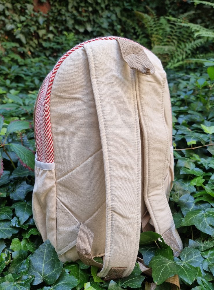 Plecak Himalayan Hemp z konopi i bawełny gheri z nadrukiem YING YANG MANDALA. Standardowy rozmiar (mieści format A4). Posiada kieszeń na laptopa. Idealny do szkoły, pracy czy na uczelnię.