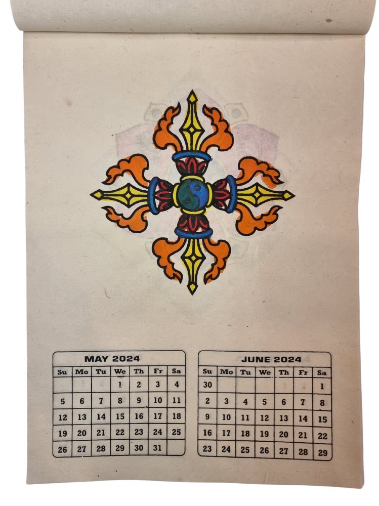 Wyjątkowy, ręcznie robiony kalendarz naścienny 2024 z papieru czerpanego. Motywem kalendarzu są Symbole Buddyzmu. Kalendarz na rok 2024. 
