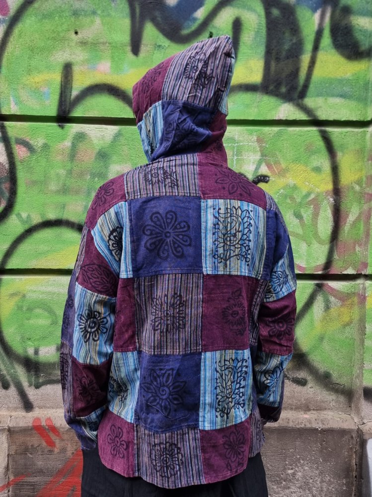 Koszula z kapturem z patchworkowym wzorem. 100% bawełna, ręcznie szyta w Nepalu dla Kana Sapiens.