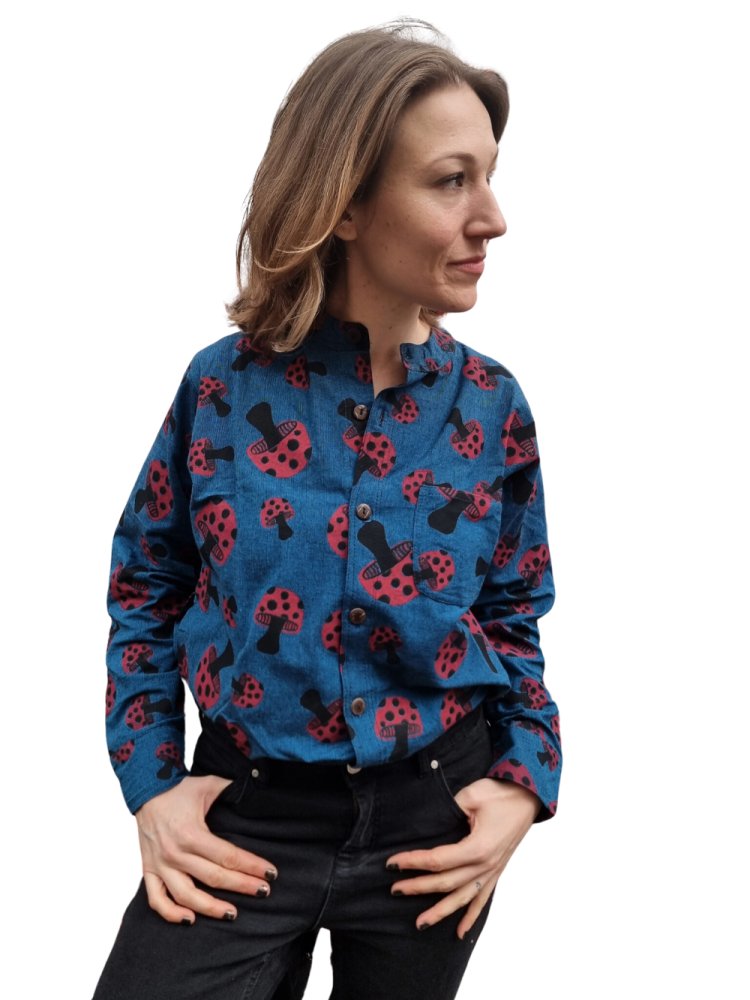 Niebieska koszula z wzorem grzybów. Ręcznie szyta w Nepalu, 100% bawełna. 