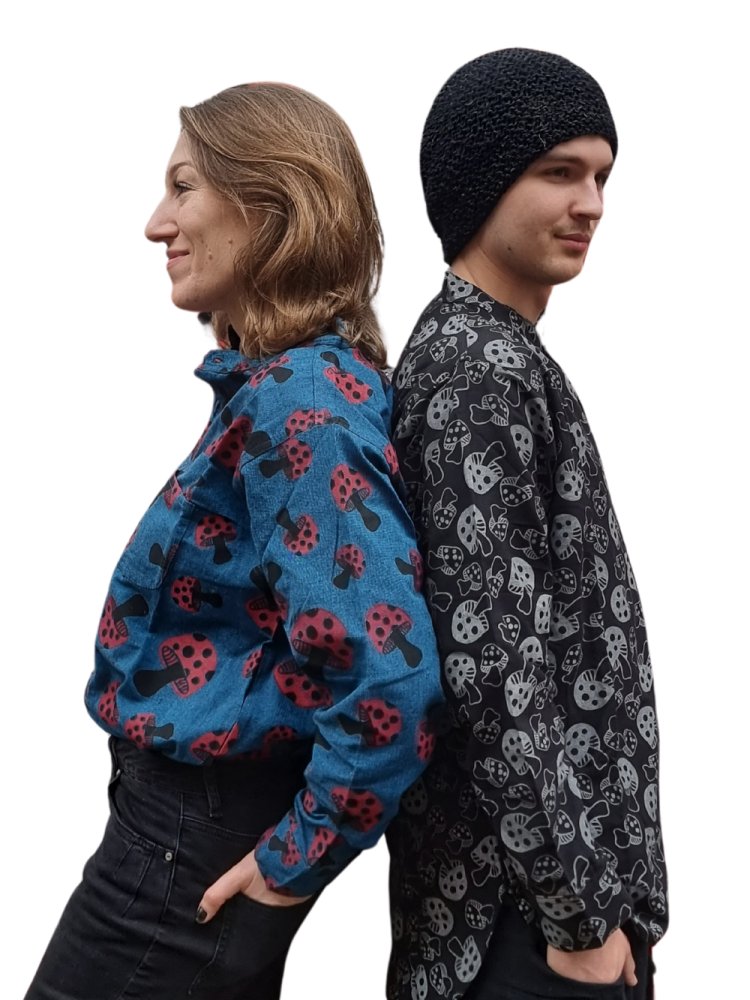 Czarna koszula z wzorem grzybów. 100 % bawełna, ręcznie szyta w Nepalu na zamówienie Kana Sapiens.