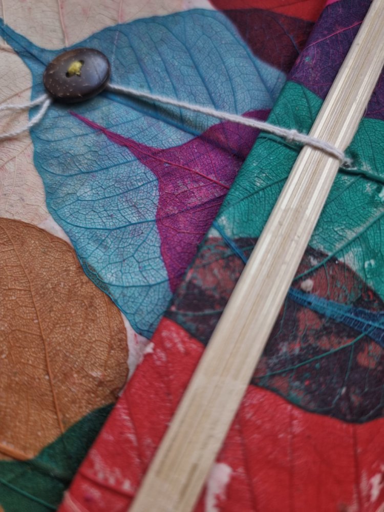 Ręcznie robiony kolorowy zeszyt wykonany z papieru czerpanego oraz suszonych liści. Rękodzieło nepalskie.