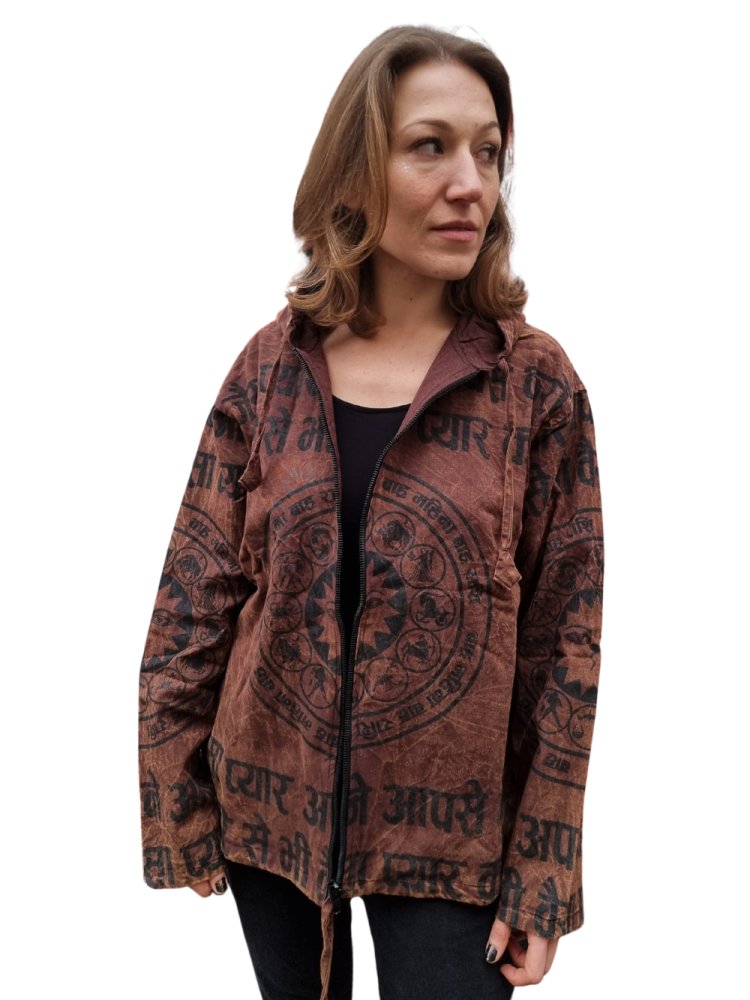 Bawełniana bluza z kapturem z motywem astrologicznym. Zapinana na suwak, kolor brązowy. Czarny nadruk ze znakami zodiaku. Uszyta ręcznie w Nepalu.