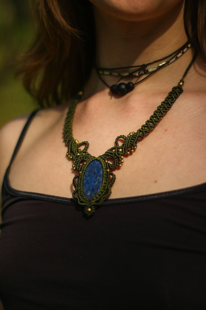 Ręcznie wyplatany techniką mikromakramy naszyjnik z kamieniem. Lapis lazuli, zielony sznurek i koraliki w kolorze złotym. Można nosić jako choker lub dłuższy naszyjnik. Wykonany w Indiach.