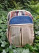 Plecak Himalayan Hemp z konopi i bawełny gheri z konopną wstawką niebieski. Standardowy rozmiar (mieści format A4). Posiada kieszeń na laptopa. Idealny do szkoły, pracy czy na uczelnię.