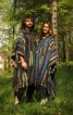 Wykonane ręcznie ponczo z bawełny GHERI tkanej na tradycyjnym ręcznym krośnie. Rękodzieło rzemiosła Nepalu. Ciepłe, długie, unisex, ma troczki i ściągacze przy kapturze. Styl hippie idealne na festiwal