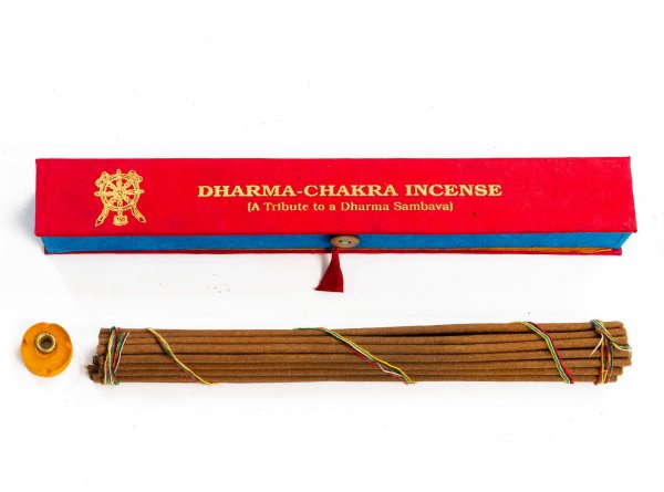 Najwyższej jakości kadzidła tybetańskie patyczkowe DHARMA CHAKRA INCENSE zapach aromat A TRIBUTE TO DHARMA SAMBAVA. Wykonane ręcznie z masy roślinnej według tradycyjnej receptury w Nepalu z 25 składników roślinnych z przewagą różanecznika i goździków