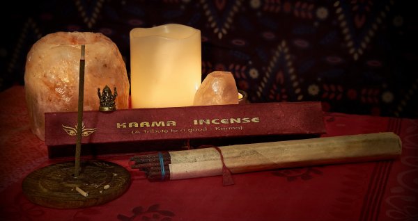 Najwyższej jakości kadzidła tybetańskie patyczkowe A TRIBUTE TO GOOD KARMA. Wykonane ręcznie z masy roślinnej według tradycyjnej receptury w Nepalu z 56 składników roślinnych