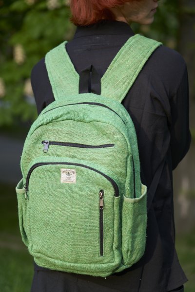 Plecak Himalayan Hemp z konopi zielony jednokolorowy. Standardowy rozmiar (mieści format A4). Posiada kieszeń na laptopa. Idealny do szkoły, pracy czy na uczelnię.