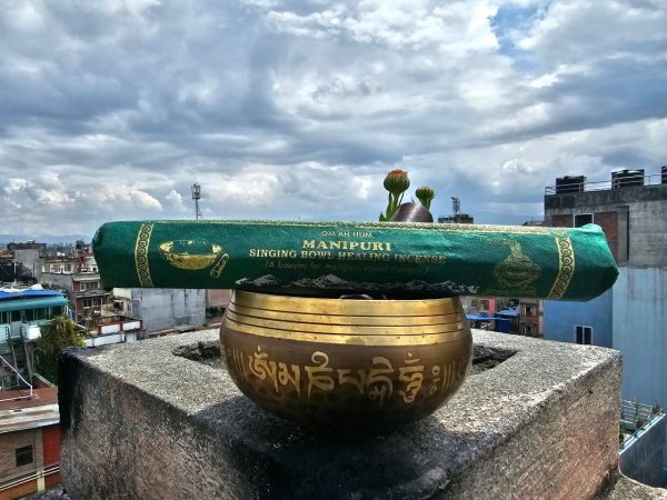 Ekskluzywne, najwyższej jakości kadzidła tybetańskie SINGING BOWLS, zapach MANIPURI do medytacji z misami tybetańskimi, wykonane według tradycyjnej receptury z masy roślinnej.