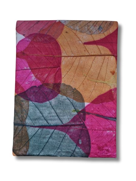 Ręcznie robiony kolorowy zeszyt wykonany z papieru czerpanego oraz suszonych liści. Rękodzieło nepalskie.