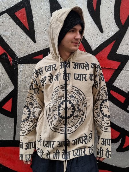 Bawełniana bluza z kapturem z motywem astrologicznym. Zapinana na suwak, kolor beżowy. Czarny nadruk ze znakami zodiaku. Uszyta ręcznie w Nepalu.