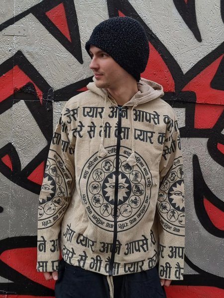 Bawełniana bluza z kapturem z motywem astrologicznym. Zapinana na suwak, kolor beżowy. Czarny nadruk ze znakami zodiaku. Uszyta ręcznie w Nepalu.