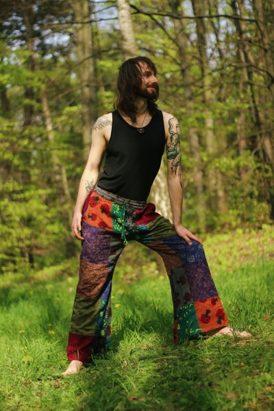 Ręcznie szyte w Nepalu ze 100% bawełny spodnie o kroju dzwony. Wzór patchwork w grzybki. Kolorowe, hippie spodnie, rozmiar uniwersalny.