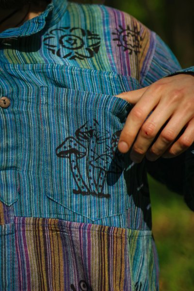 Koszula patchworkowa ze wzorami grzybów. Ręsznie szyta w Nepalu. Koszula na festiwal w stylu hippie