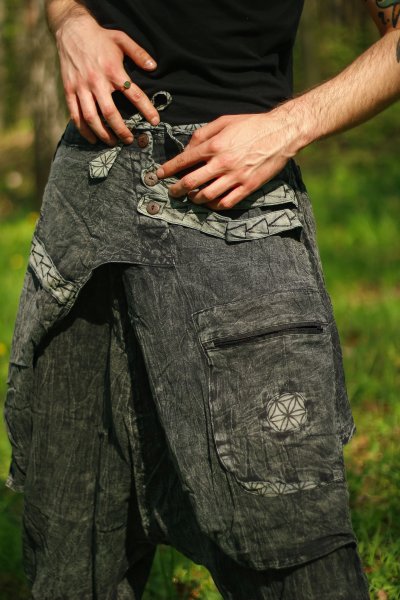 Luźne spodnie szarawary haremki pumpy. Z połami, idealne do outfitów techwear. Ręcznie szyte w Nepalu.