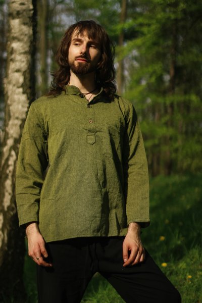 Zielona koszula uszyta ręcznie w Nepalu ze 100% bawełny. prosty, uniwersalny krój. Zapinana przy dekolcie na drewniane guziki.