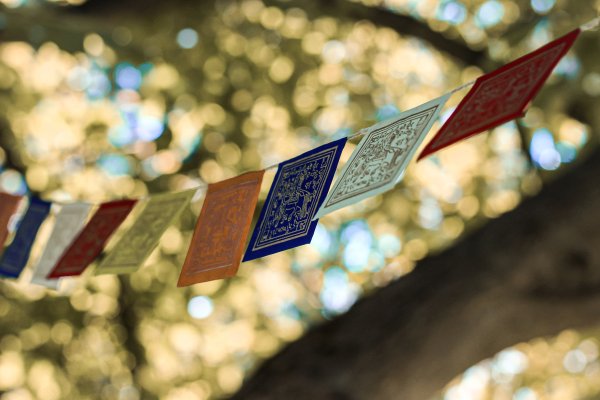Tybetańskie flagi modlitewne lungta z papieru czerpanego. Ręcznie malowane flagi, girlandy z nepalskiego papieru czerpanego lokta. 